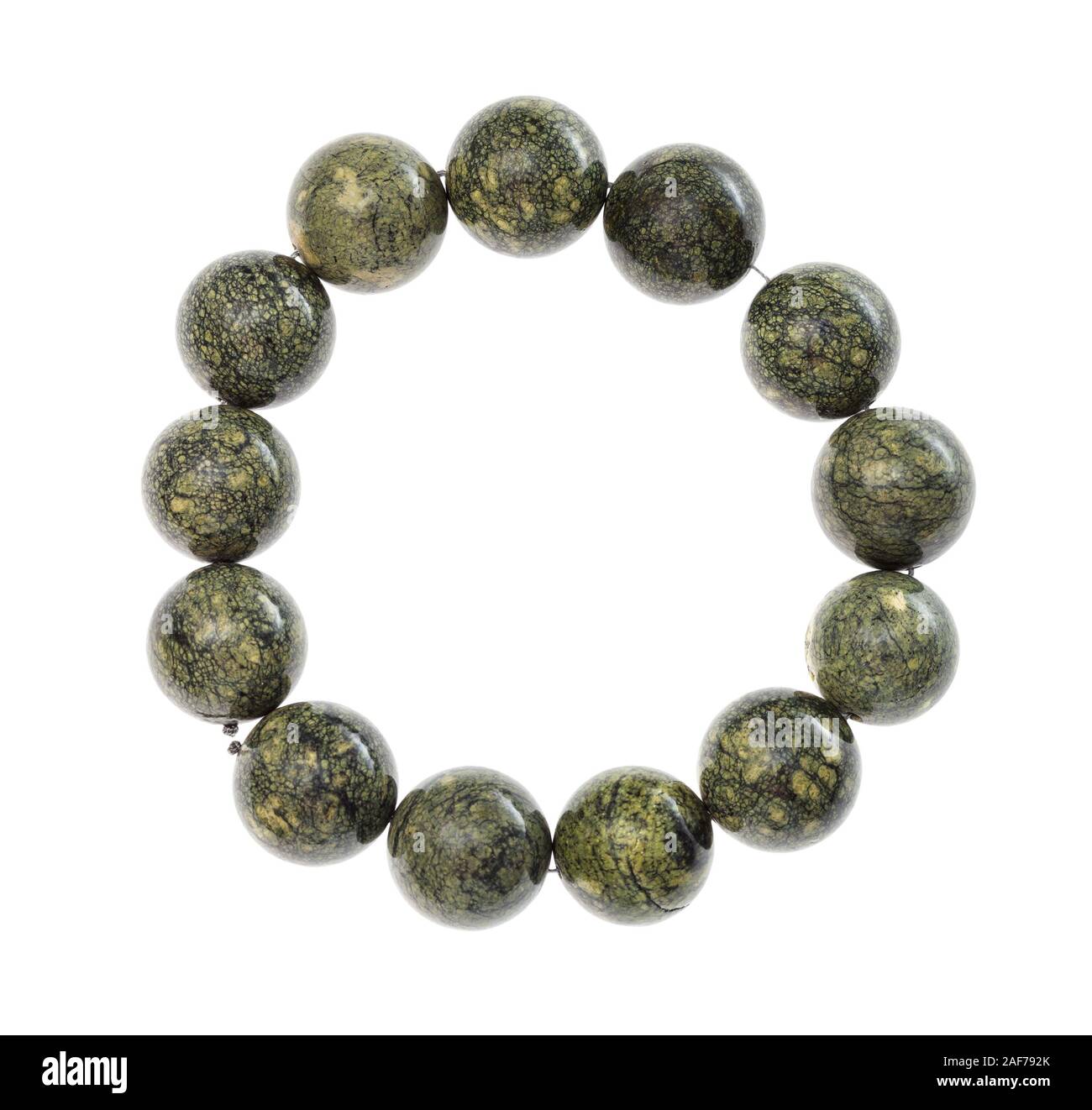 Vista superiore della stringa di perle da naturale gemma a serpentina isolati su sfondo bianco Foto Stock