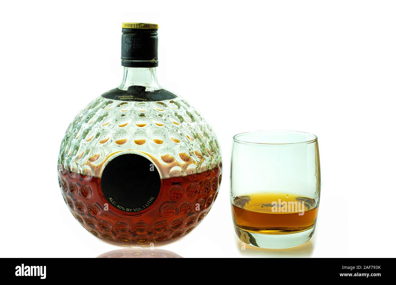 Un bicchiere di scotch whisky premium e vecchi decanter isolati su sfondo bianco Foto Stock