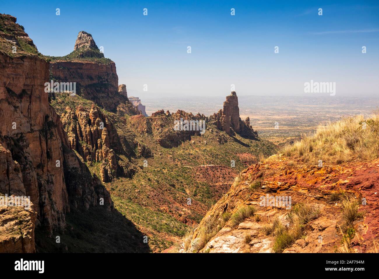 Etiopia, Tigray, Megab, Gheralta scarpata, elevati vista da sopra rock schisi sul percorso pedonale che conduce a Debre Maryam Korkor rock-cut chiesa Foto Stock