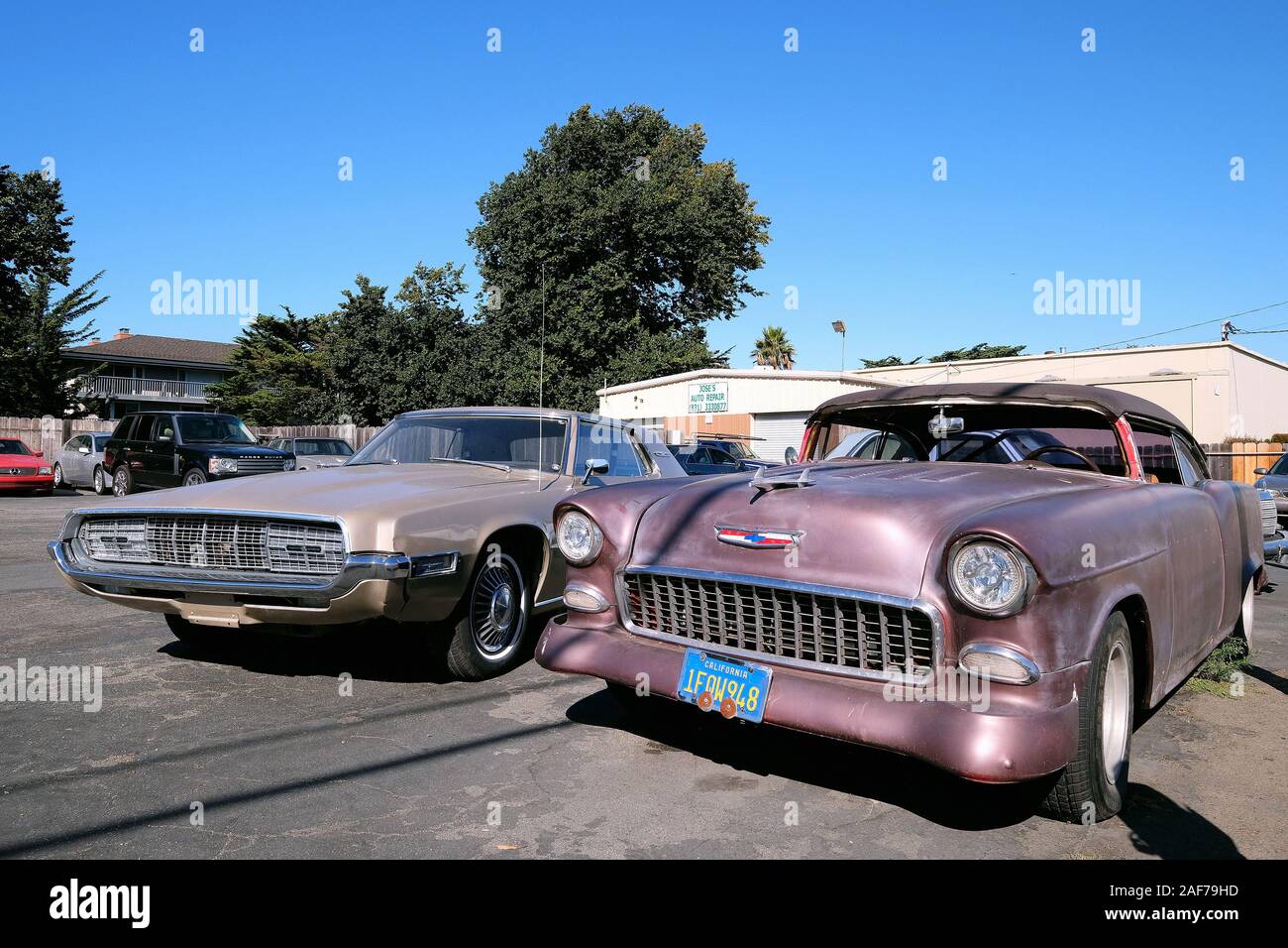 Oldtimer presso un concessionario di auto usate, Monterey, California, USA Foto Stock