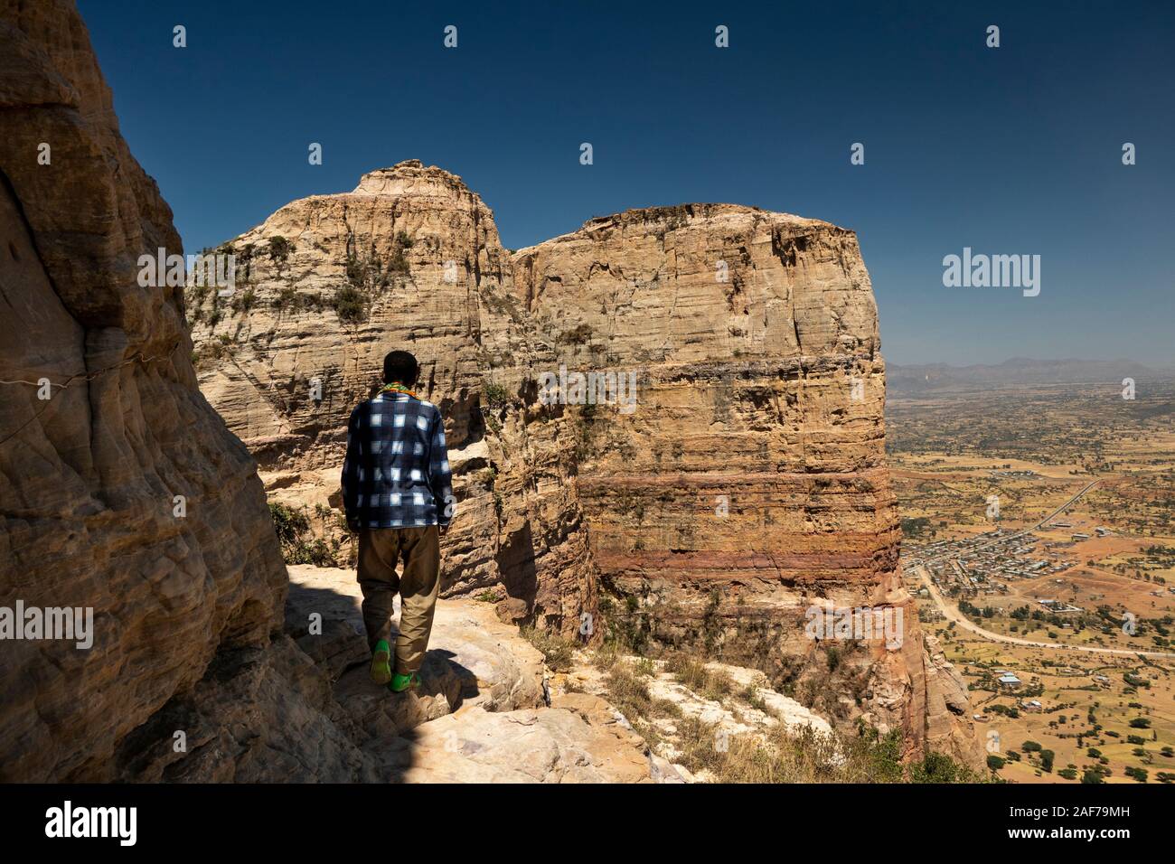 Etiopia, Tigray, Gheralta scarpata, Debre Maryam Korkor guida sulla mensola che conduce a Abba Daniel Korkor rock-cut chiesa sopra Megab village Foto Stock