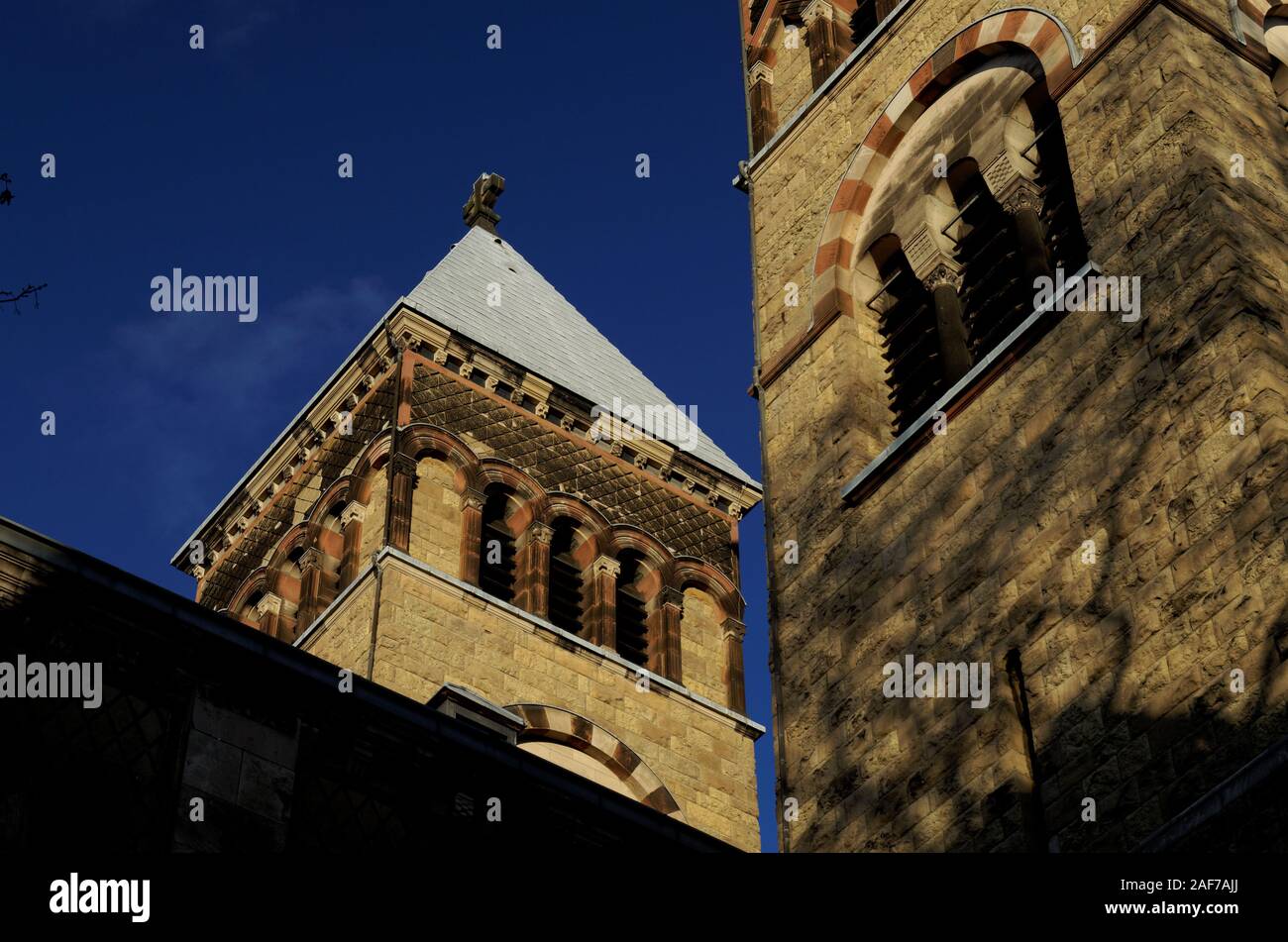 Le torri della chiesa parrocchiale di San Michele in una giornata di sole contro un cielo blu Foto Stock