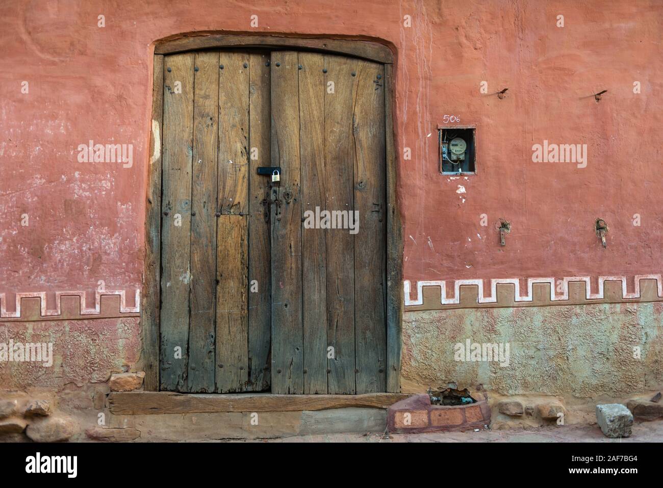 Porta di ingresso in una strada laterale, comunità di Samaipata, Casa del Patrimonio Mondiale Unesco El Fuerte, Dipartimento di Santa Cruz, Bolivia, America Latina Foto Stock