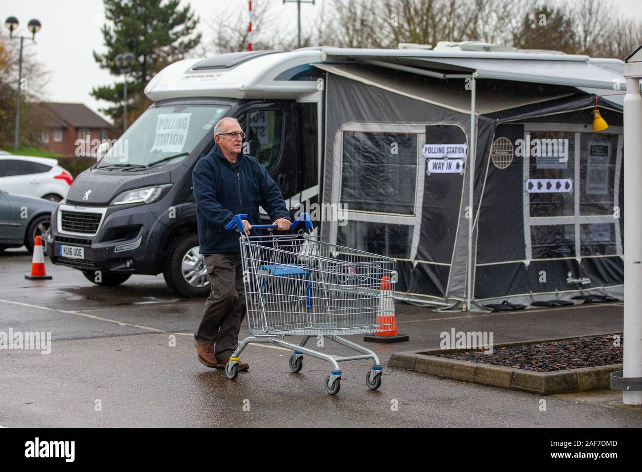 Foto datata 12 dicembre mostra gli elettori nel villaggio di Fowey,Cambs,il voto in un camper parcheggiato in una TescoÕs parcheggio auto per todayÕs elezione generale. Gli elettori diretti verso una varietà di insolita seggi per todayÕs (giovedì) elezione generale - che è il più importante per una generazione. Gli abitanti di un villaggio nelle zone rurali del Carlton, vicino a Newmarket in Suffolk, sono stati chiamati a votare in un minuscolo roulotte parcheggiate fuori la vecchia canonica. La piccola carovana trascinata fino al di fuori di Robin WylieÕs house e la notte scorsa circa un centinaio di persone sono attese al voto di oggi. Vi era inoltre un flusso costante di persone votanti in una ca Foto Stock