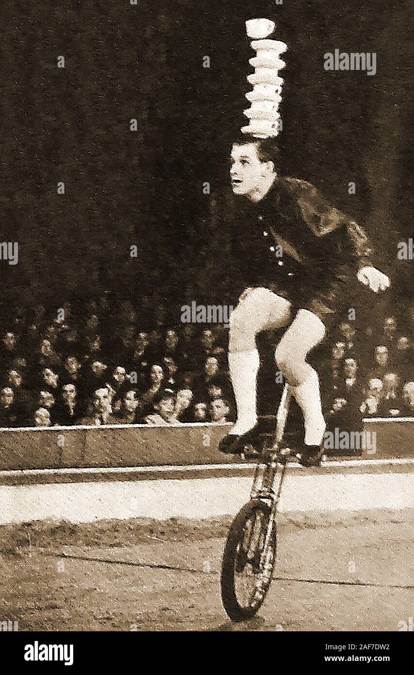 Un Vintage fotografia scattata a Miller circus (UK) Rudy Horn il mono-cycle acrobat durante una performance Foto Stock