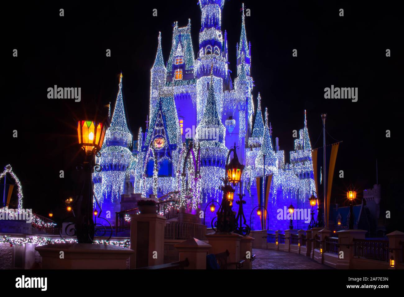 Orlando, Florida. Novembre 15, 2019. Bellissima vista illuminato il Castello di Cenerentola al Magic Kingdom Foto Stock