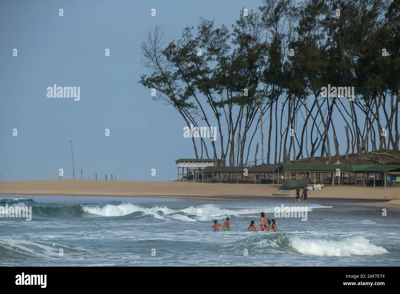 Il gioco nel surf della Baia di Sodwana Foto Stock