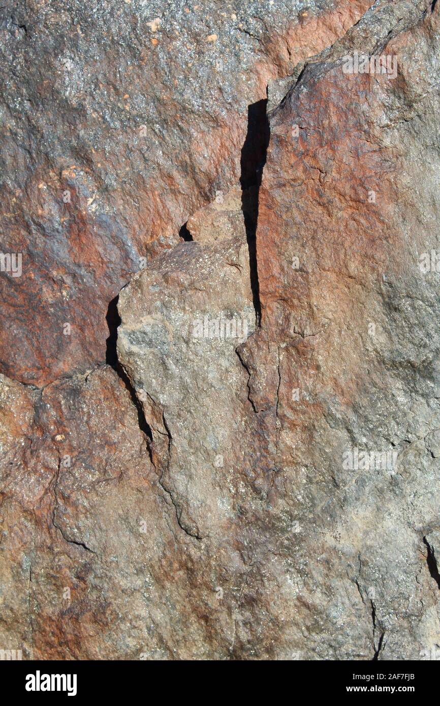 Queste rocce, vicino Lost Horse Mine di Joshua Tree National Park, eventualmente meteo in giù nel cibo per piante native del sud del Deserto Mojave. Foto Stock
