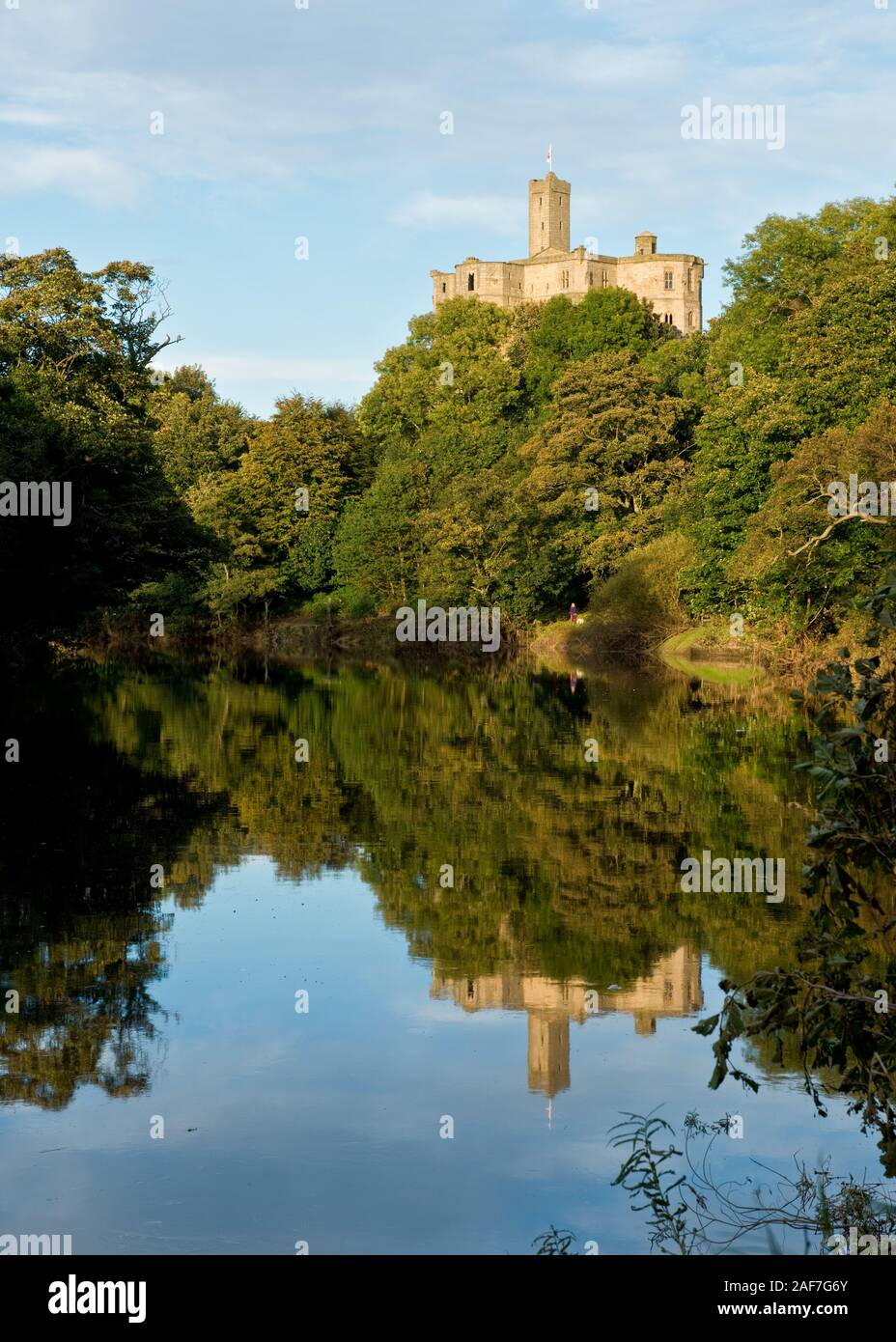 Il castello di Warkworth tenere sulla collina che domina il fiume Coquet. Northumberland, Inghilterra Foto Stock