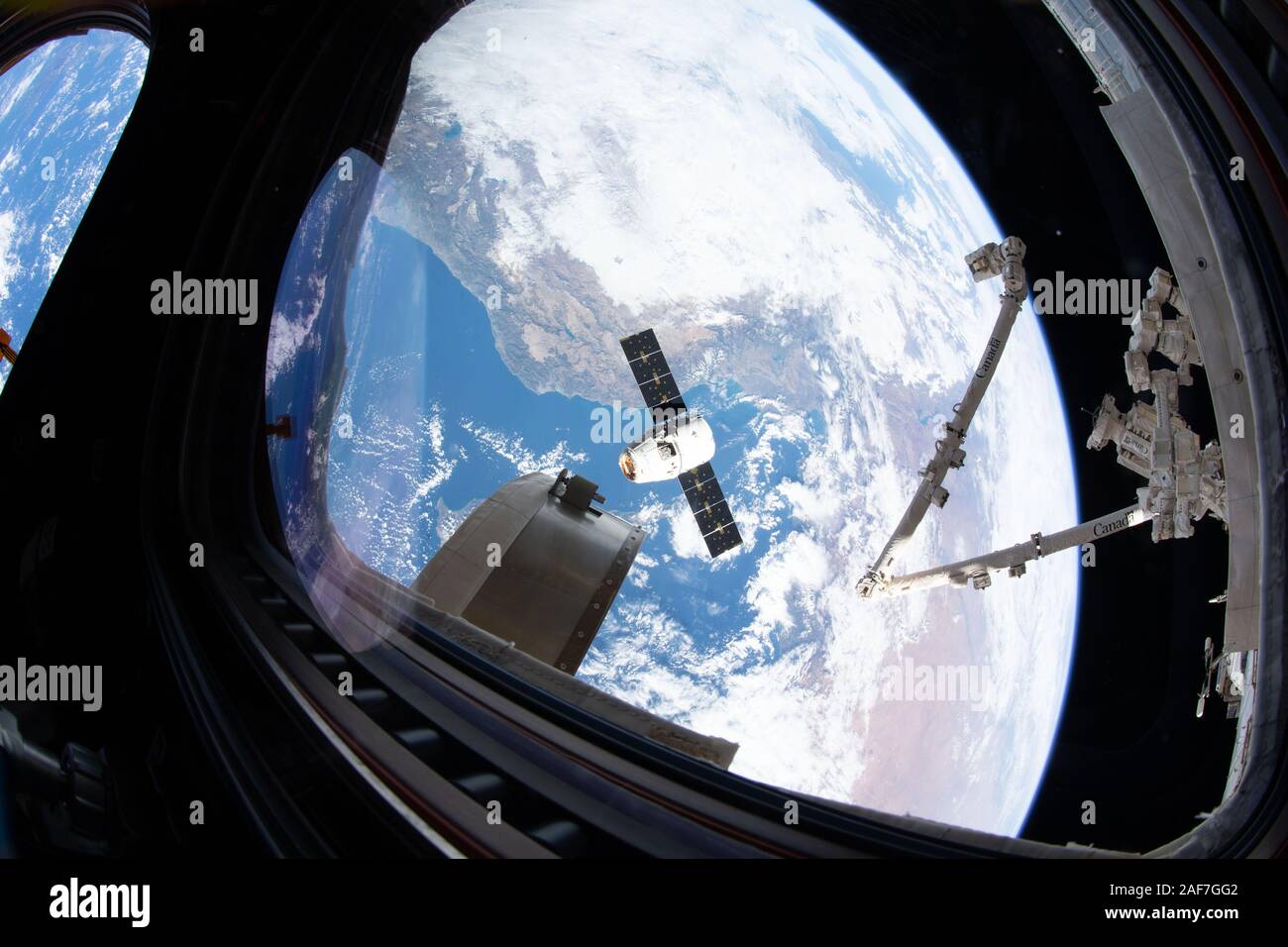 La SpaceX Dragon commerciale capsula di rialimentazione si avvicina alla stazione spaziale internazionale per alle prese dal Canadarm2 braccio robotico 258 miglia al di sopra del Mare Mediterraneo Dicembre 8, 2019 in orbita intorno alla terra. Foto Stock