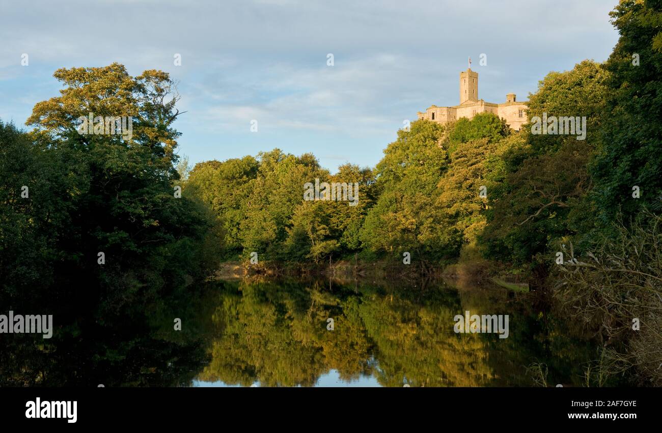 Il castello di Warkworth tenere sulla collina che domina il fiume Coquet. Northumberland, Inghilterra Foto Stock