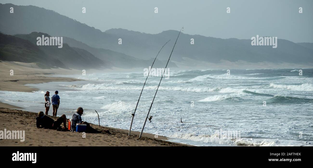 La pesca in spiaggia di Cape Vidal su una pigra; giorno nebuloso Foto Stock