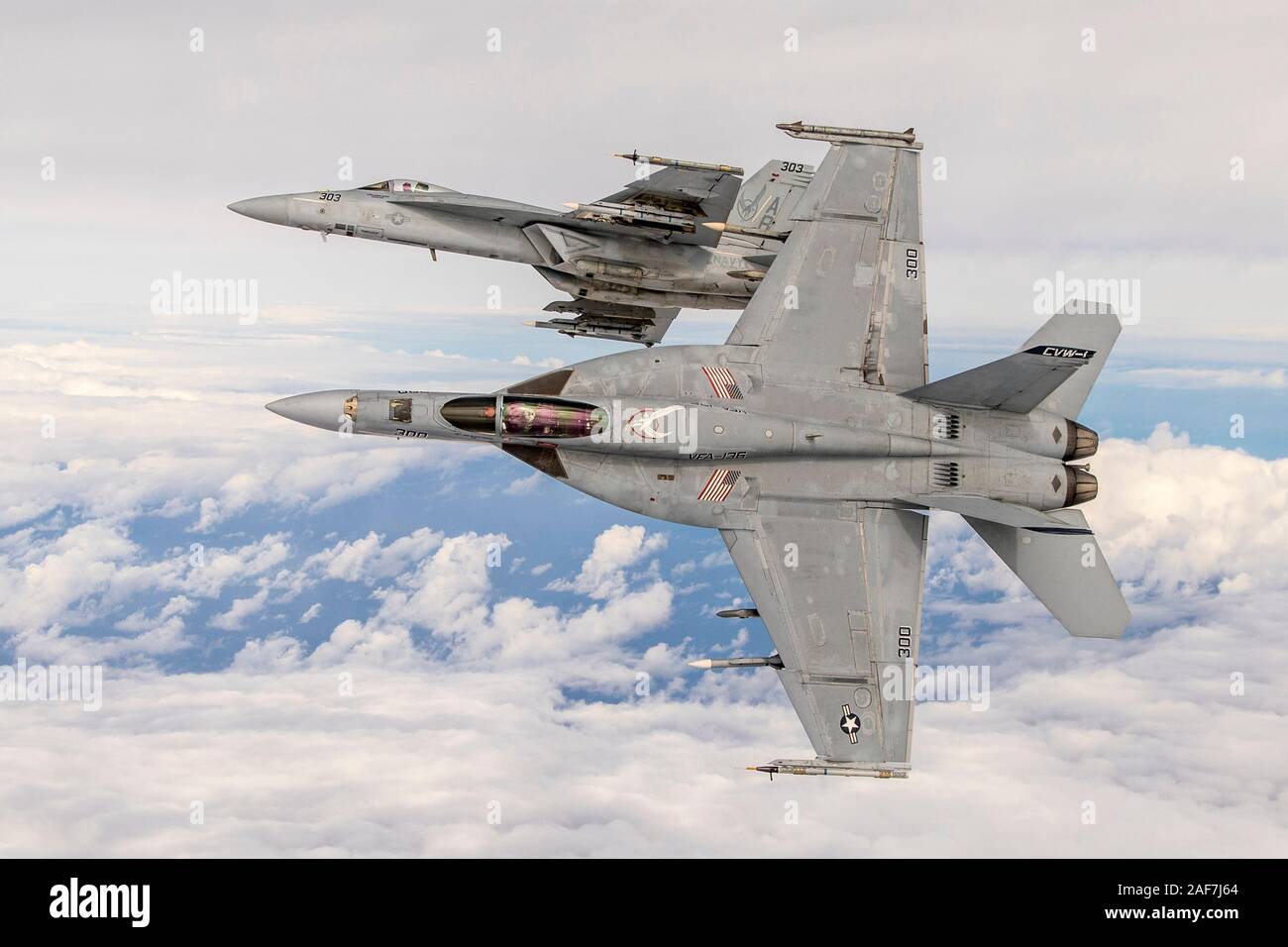 Stati Uniti Navy F/A-18E Super Hornet lotta aeromobili con Strike Fighter Squadron 136 Knighthawks, volare in formazione sul mare Gamma di test durante un esercizio di formazione 7 marzo 2019 su Lemoore, California. Foto Stock
