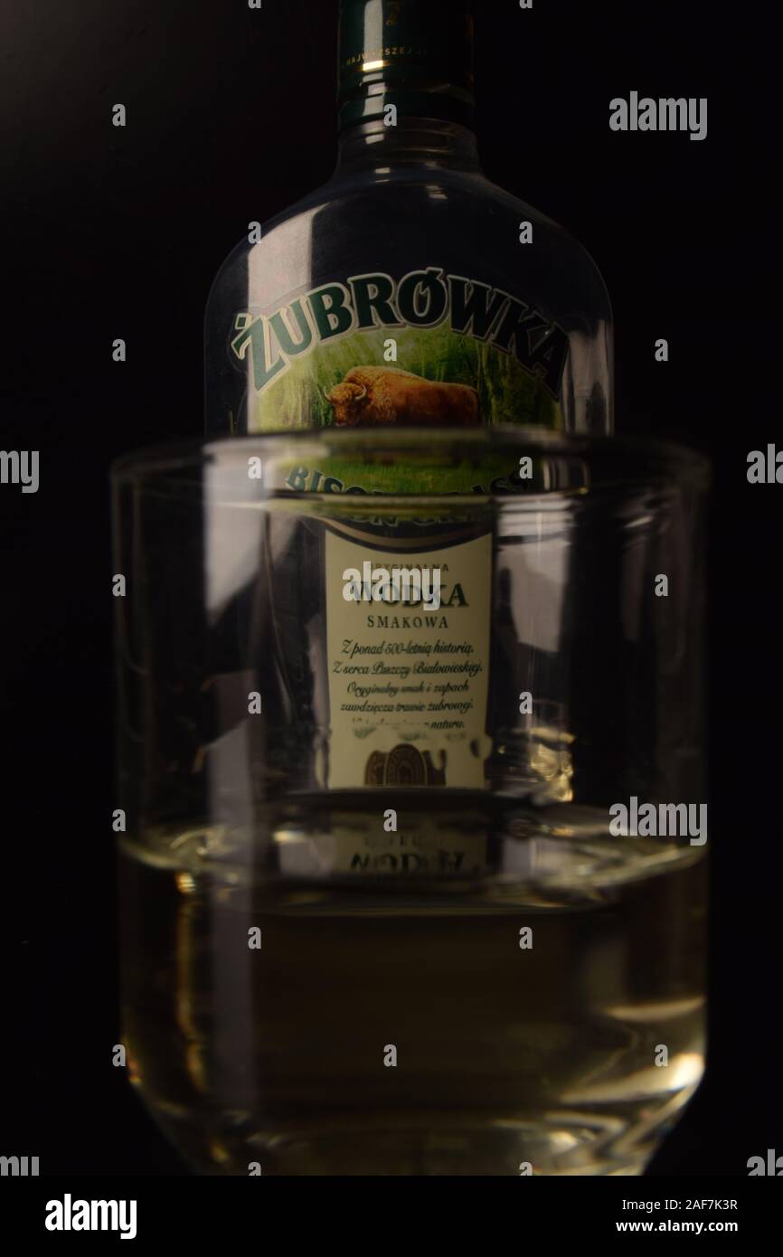 Studio Still Life Photo Shoot, Zubrowka Bison Grass Vodka polacca, segnaletica, 2019. Foto Stock Studio Still Life Photo Shoot, Zubrowka Bison Grass Vodka polacca, segnaletica, 2019. Foto Stock