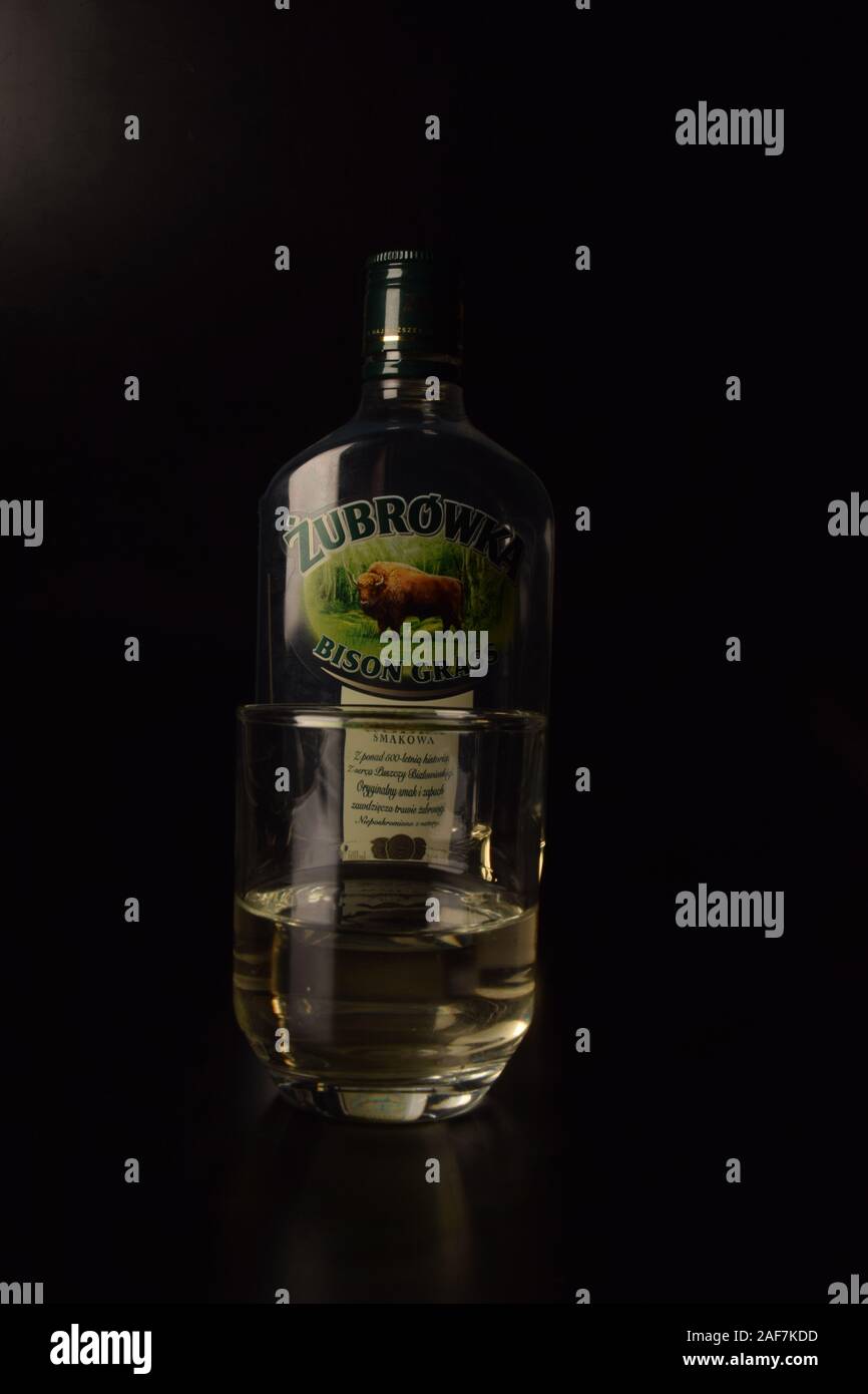 Studio Still Life Photo Shoot, Zubrowka Bison Grass Vodka polacca, segnaletica, 2019. Foto Stock Studio Still Life Photo Shoot, Zubrowka Bison Grass Vodka polacca, segnaletica, 2019. Foto Stock
