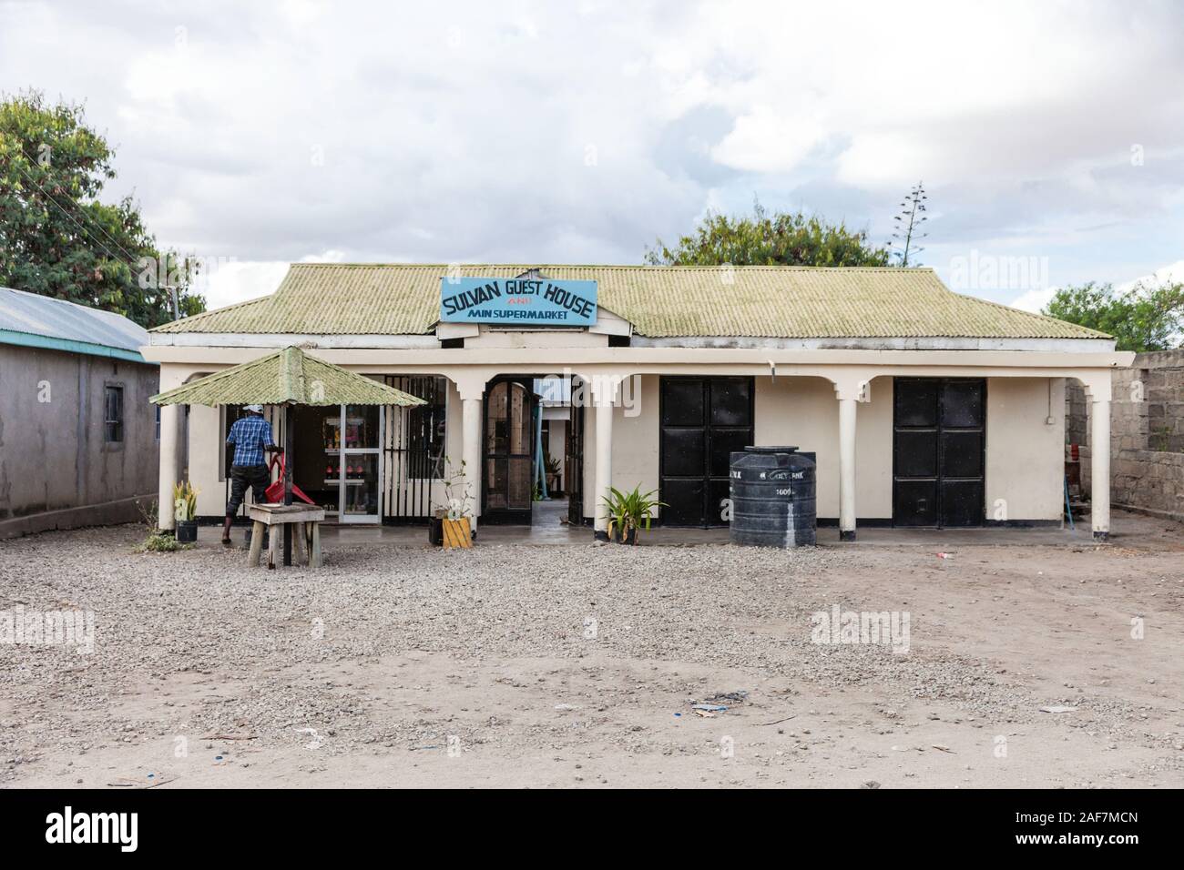 Tanzania. Vicino al Parco Nazionale di Tarangire e. Guest House e mini-supermercato. Foto Stock