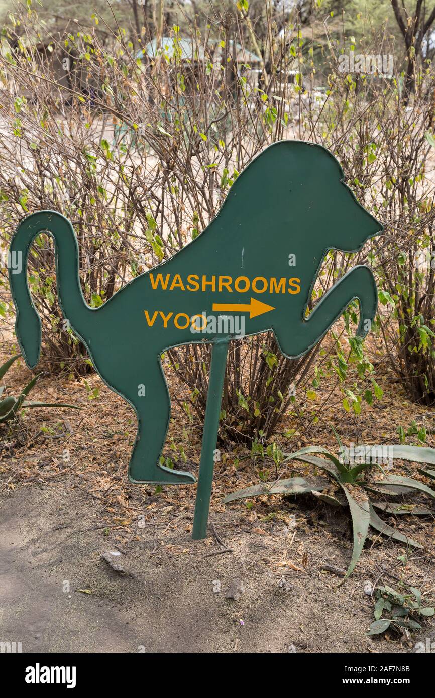 Tanzania. Parco Nazionale di Tarangire e, segno che puntano a servizi igienici. Foto Stock