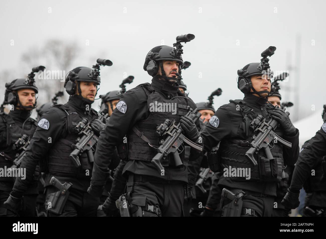 Bucarest, Romania - 1 Dicembre 2019: ufficiali dal rumeno Intelligence Service (SRI) marzo durante il rumeno Giornata Nazionale parata militare. Foto Stock