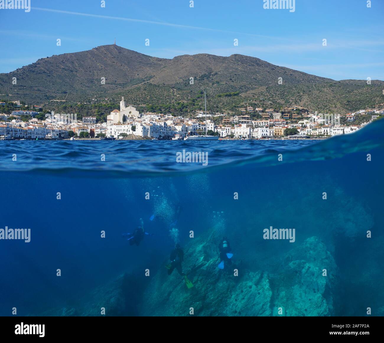 Spagna, Cadaques village costa con immersioni subacquee, mare Mediterraneo, vista suddivisa al di sopra e al di sotto della superficie dell'acqua, in Costa Brava Catalogna Foto Stock