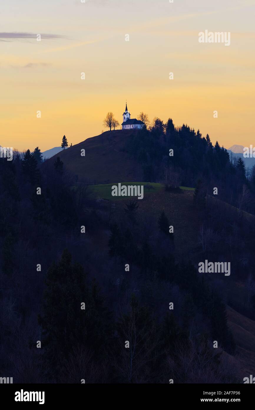La chiesa cattolica di San Giacomo sulla sommità della collina in luce crepuscolare. La religione, escursioni, viaggi e i concetti di natura. Foto Stock