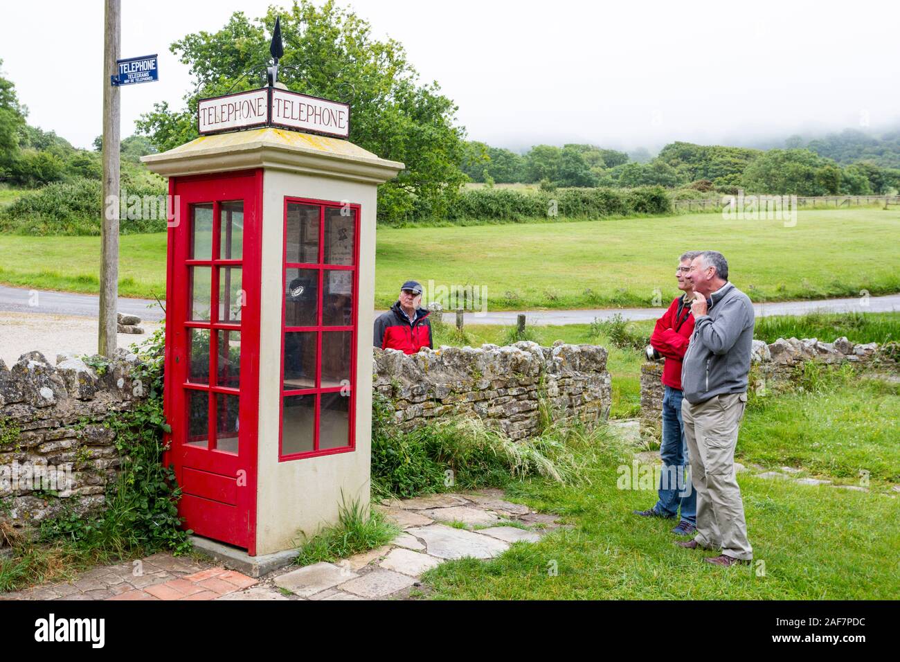 La storica K1 Mk236 casella telefono progettato negli anni Venti del Novecento, nel villaggio abbandonato di Tyneham, Dorset, England, Regno Unito Foto Stock