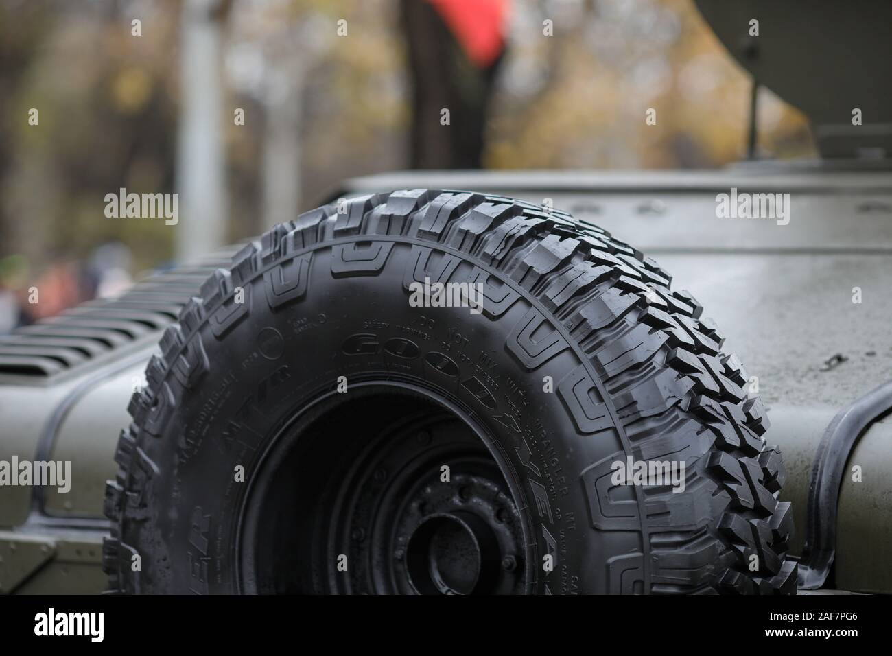 Bucarest, Romania - 01 dicembre, 2019: Goodyear Wrangler di scorta di una elevata mobilità multiuso di veicolo su ruote (HMMWV, Humvee colloquiale) durante Foto Stock