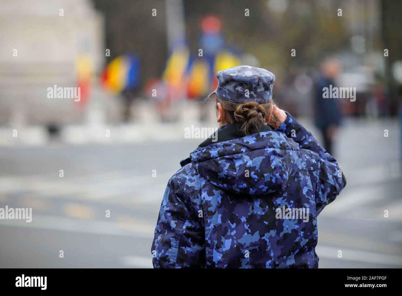 Soldato femmina (donna in campo militare) prende parte alla nazionale rumena giorno parata militare. Foto Stock