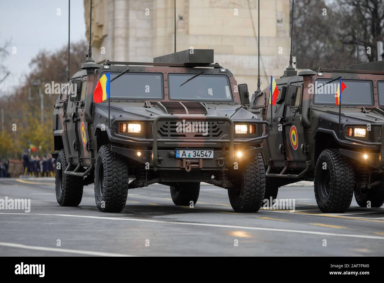 Bucarest, Romania - 1 Dicembre 2019: URO VAMTAC combattere veicoli blindati in rumeno National giorno parata militare. Foto Stock