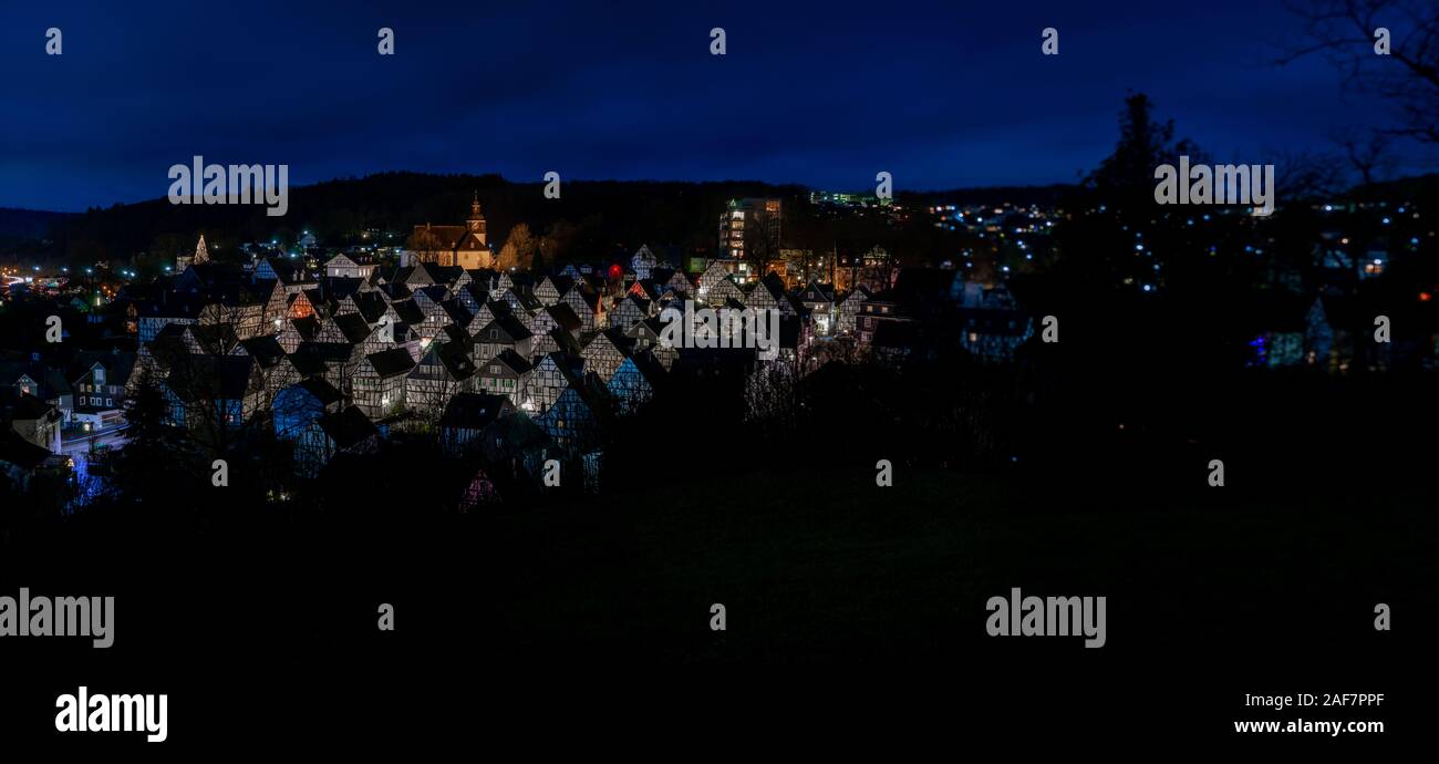 Vista del centro storico della cittadina Freudenberg di notte, NRW, Germania. Foto Stock