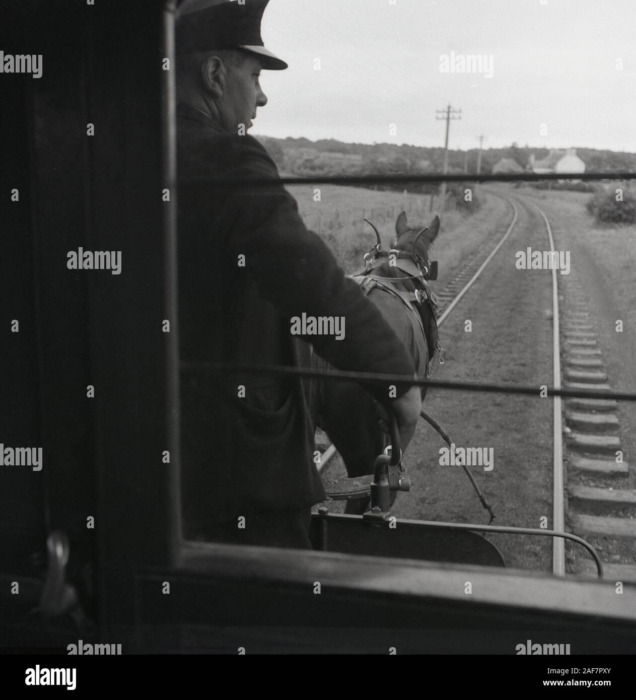 Anni '1950, storico pilota in uniforme dell'ultimo tram trainato da cavalli sulla Fintona nella contea di Tyrone, Irlanda del Nord. Il tram trainato da cavalli che operava sulla diramazione di Fintona chiuse nel 1957 dopo 104 anni di attività. Foto Stock