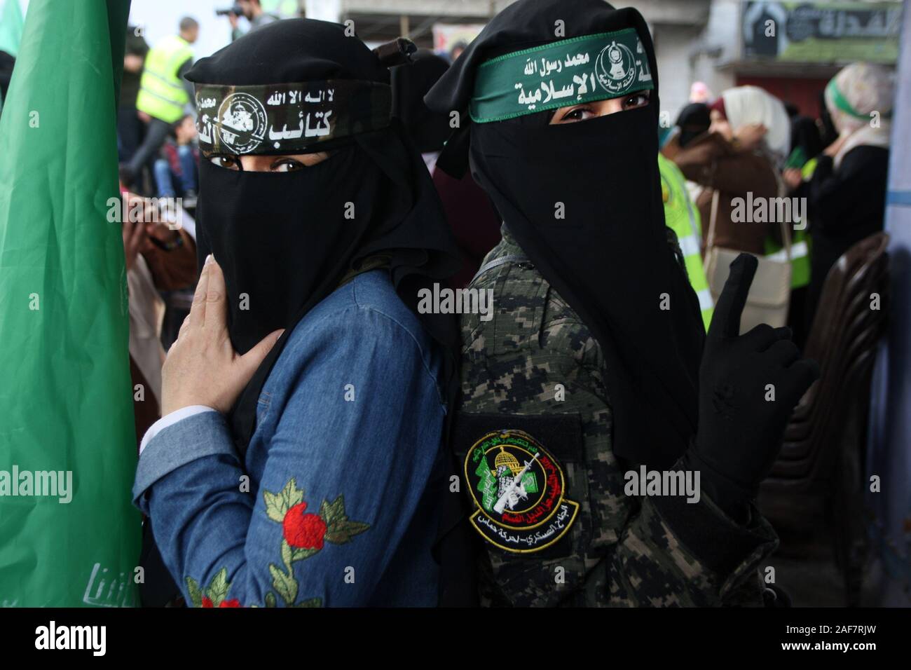 Khan Younis, Gaza. Xiii Dec, 2019. Le donne palestinesi indossando un brigate di Hamas con archetto sulla loro testa duringtakes parte in un rally segnando il trentaduesimo anniversario della fondazione di Hamas, Khan Youns nel sud della striscia di Gaza il Venerdì, il 13 dicembre 2019. Foto di Ismael Mohamad/UPI Credito: UPI/Alamy Live News Foto Stock