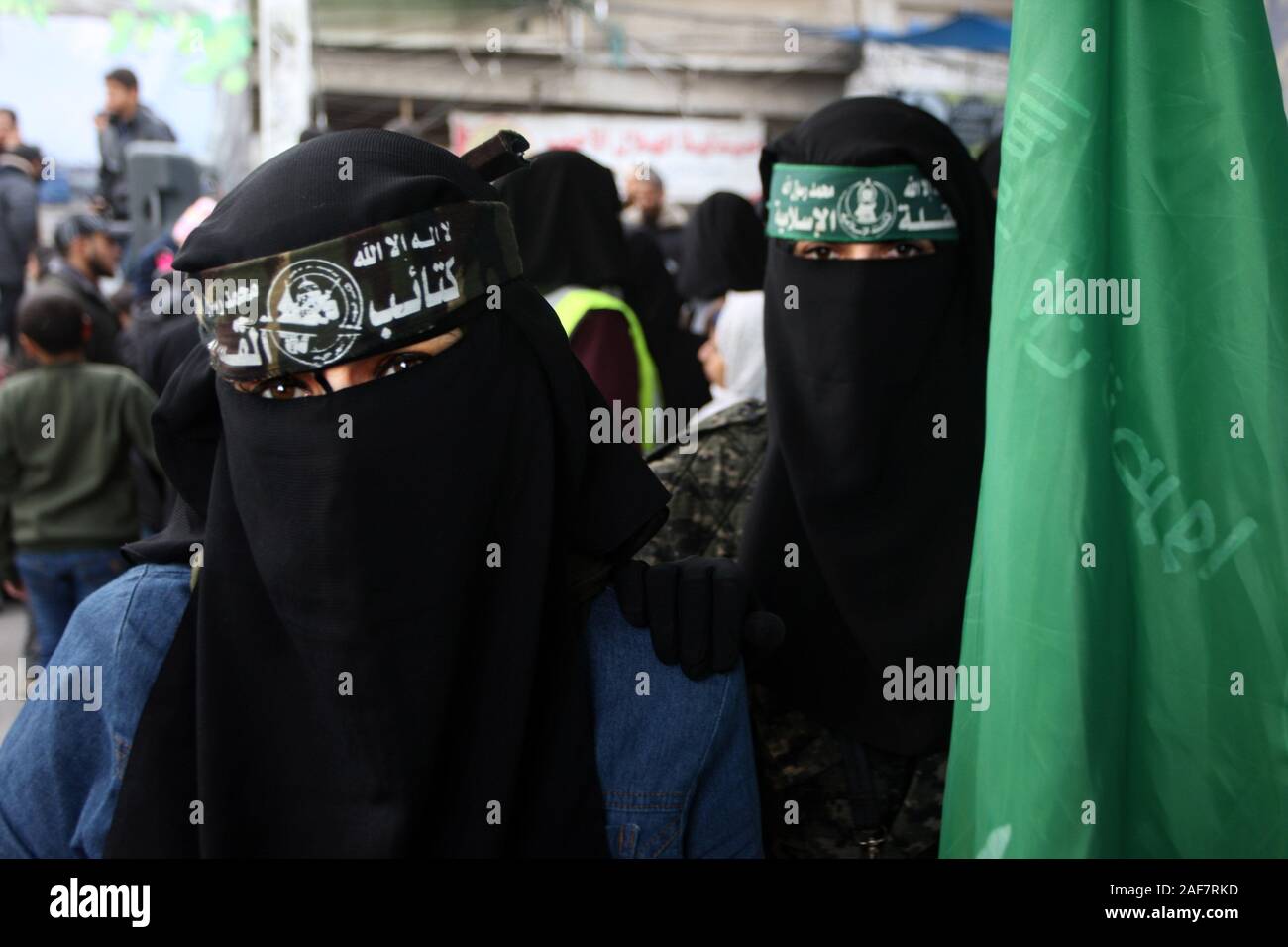 Khan Younis, Gaza. Xiii Dec, 2019. Le donne palestinesi indossando un brigate di Hamas con archetto sulla loro testa duringtakes parte in un rally segnando il trentaduesimo anniversario della fondazione di Hamas, Khan Youns nel sud della striscia di Gaza il Venerdì, il 13 dicembre 2019. Foto di Ismael Mohamad/UPI Credito: UPI/Alamy Live News Foto Stock