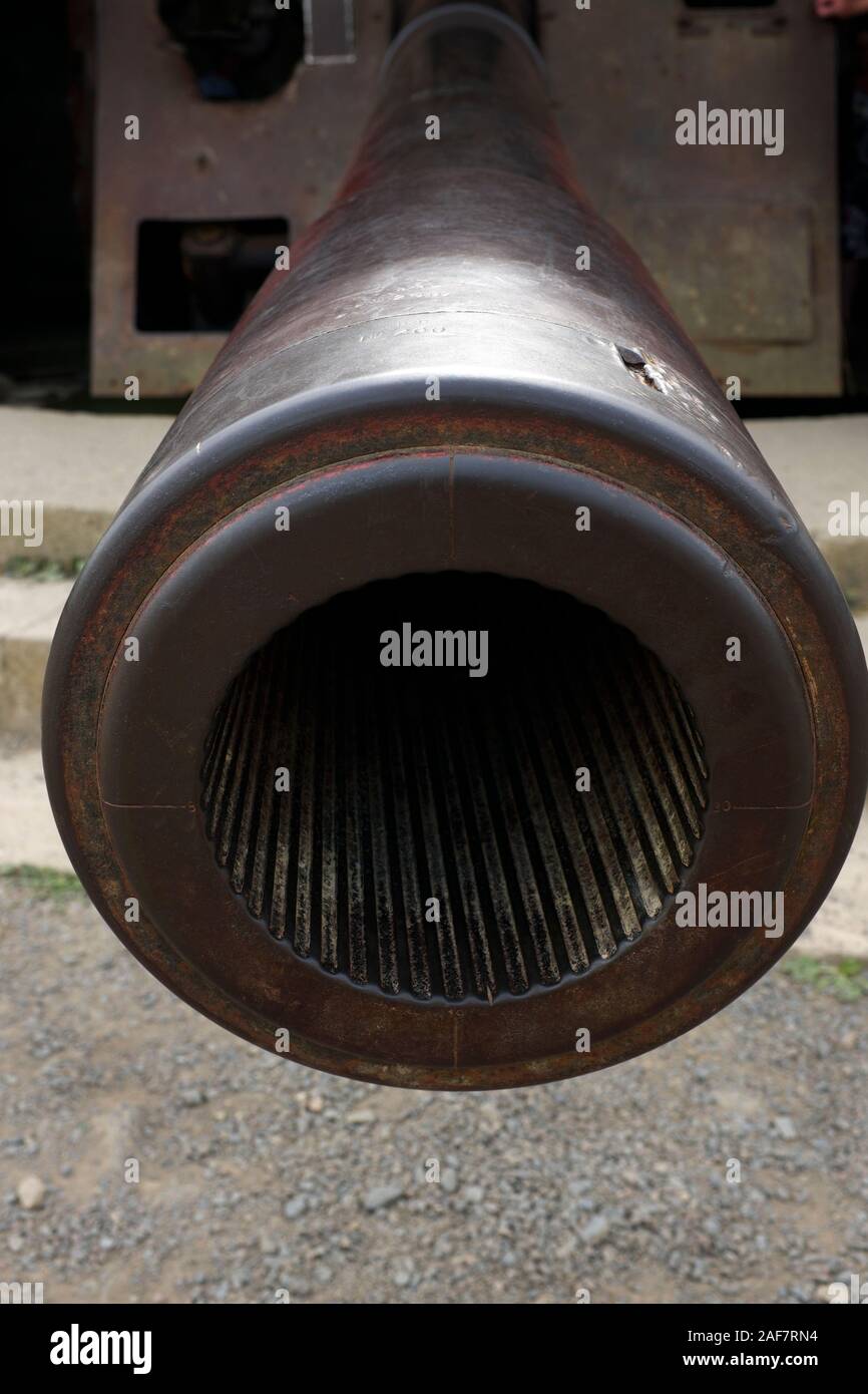 Il muso di un tedesco di 150mm cannone navale a Longues-sur-Mer batteria, Normandia, Francia Foto Stock