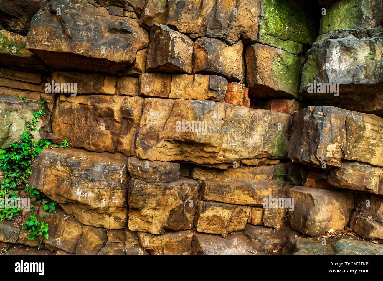 Biancheria da letto separati e graffiti a Creswell Crags, un magnesiaco limestone gorge sul Derbyshire/Nottinghamshire confine Foto Stock