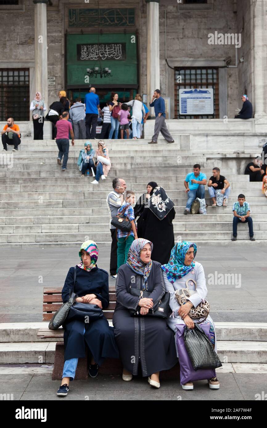 Le donne turche in abiti tradizionali seduta su una panchina Foto Stock