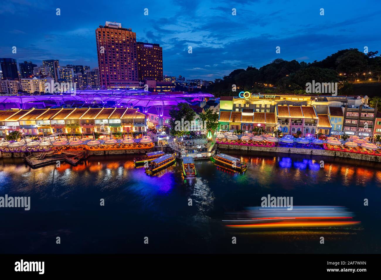 Le imbarcazioni turistiche a Clake Quay, Singapore Foto Stock