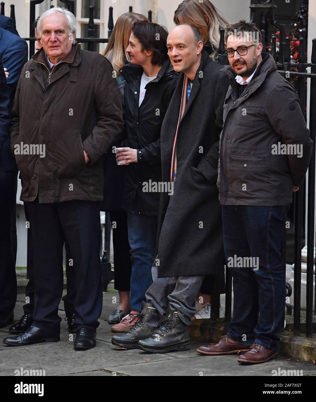 Boris Johnson's Chief consulente strategico Edward Lister (sinistra) e del presidente del Consiglio dei Ministri aide Dominic Cummings (seconda a destra) attendere per il primo ministro Boris Johnson fa una dichiarazione di Downing Street, Londra dopo il Partito Conservatore è tornato al potere nelle elezioni generali con un aumento di maggioranza. Foto Stock