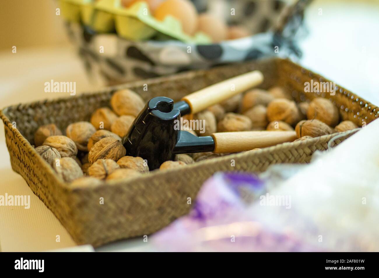 Noci e nutcraker nel cesto di vimini pronti per il Natale. Foto Stock