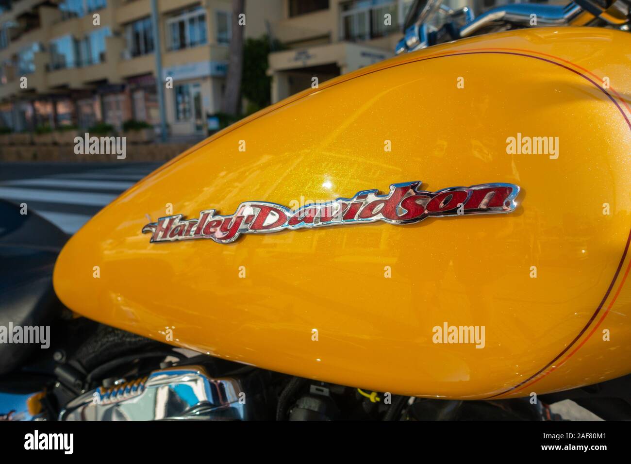 Close up di giallo Harley Davidson Moto serbatoio gas cromato con targhetta del nome di intarsi in madreperla rossa fine. Foto Stock