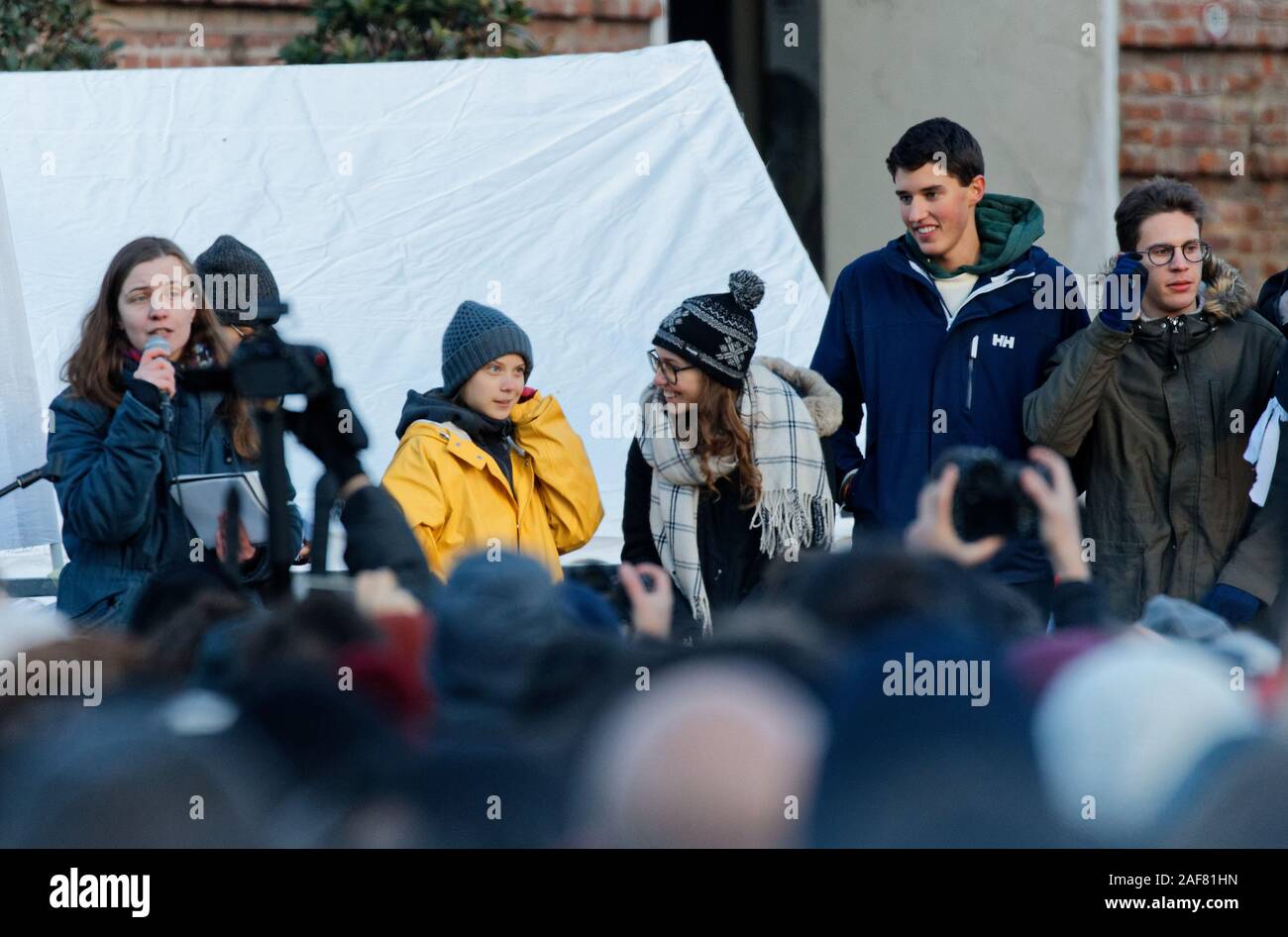 Torino, Italia. 13 dicembre, 2019. Greta Thunberg risolve il pubblico durante la sua visita alla città. Credito: MLBARIONA/Alamy Live News Foto Stock