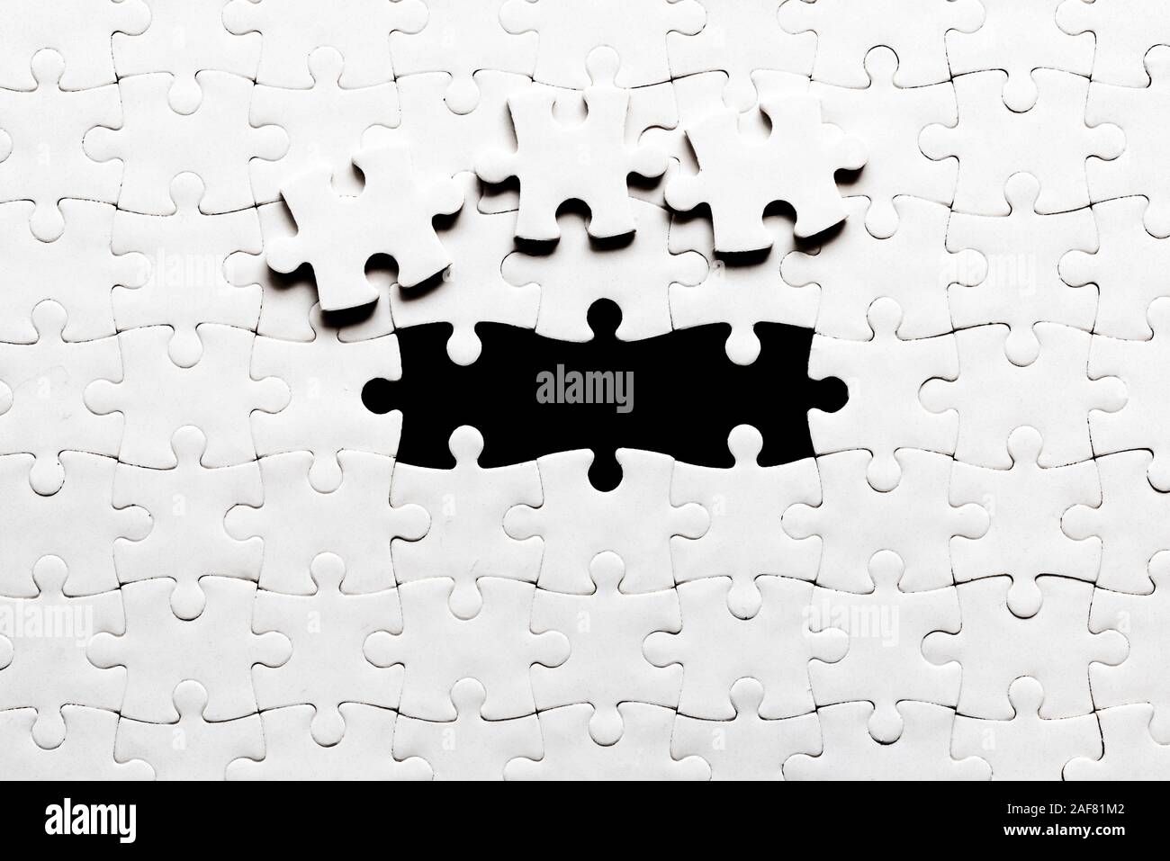 Direttamente sopra il colpo di vuoto bianco puzzle con tre pezzi presi fuori Foto Stock