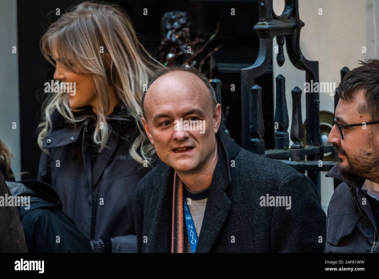 A Downing Street, Londra, Regno Unito. 13 dic 2019. Dominic Cummings e altro personale uscito a guardare - Boris Johnson dà un discorso sul suo ritorno a Downing Street dopo un incontro con la regina e vincere le elezioni generali. Credito: Guy Bell/Alamy Live News Foto Stock