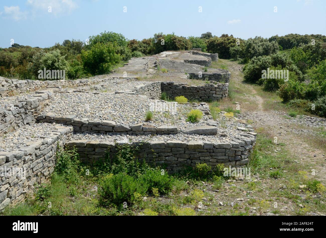 Le mura di cinta e le fondazioni di 21 torri di preromana Oppidum o fortificato villaggio gallo-romana Ambrussum è Hérault Francia Foto Stock