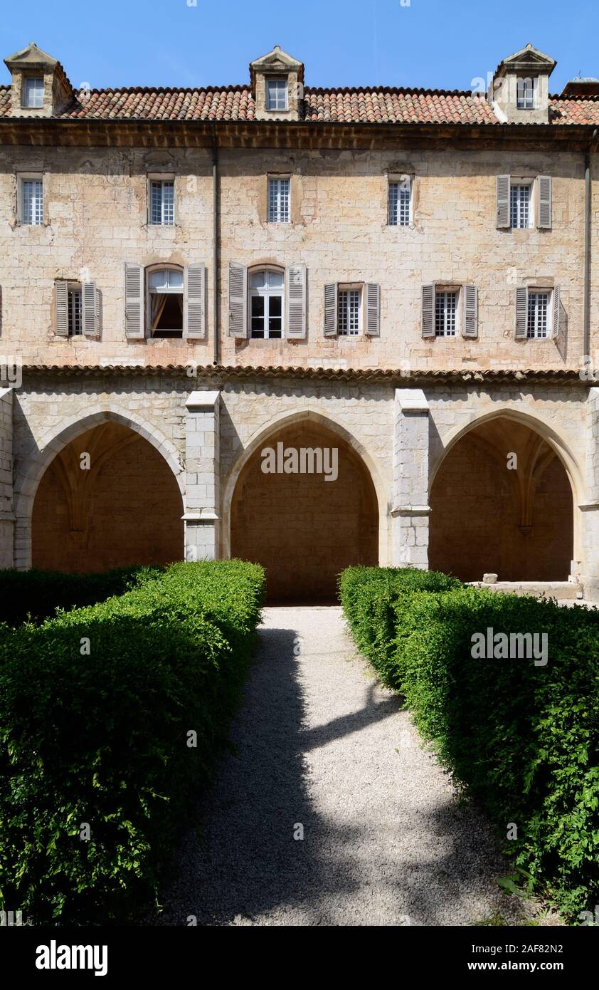 Chiostro o Chiostro del Convento Reale o Convento domenicano, ora un hotel, Saint-Maximin-la-Sainte-Baume Var Provence Francia Foto Stock