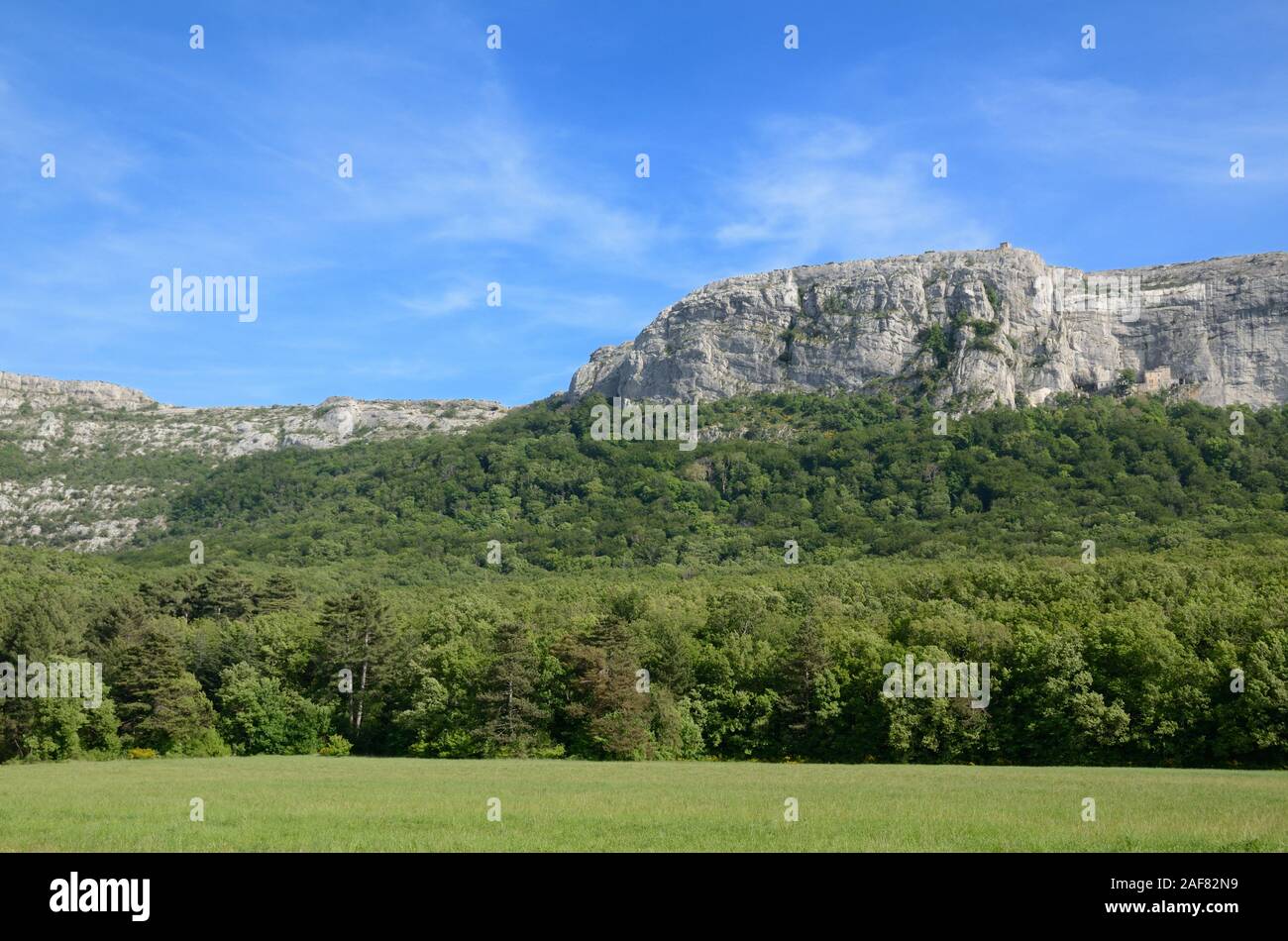Vista panoramica o il panorama del paesaggio della Sainte-Baume Mountain Range, un Parc naturel régional, o Riserva Naturale Bosco di Faggio Provence Francia Foto Stock