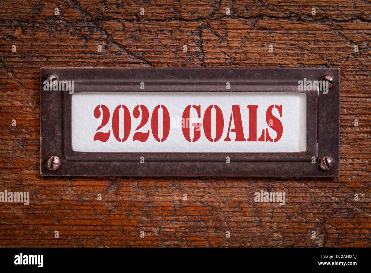 2020 obiettivi - una etichetta su grunge file in legno armadio. Anno nuovo risoluzioni e concetto di piani. Foto Stock