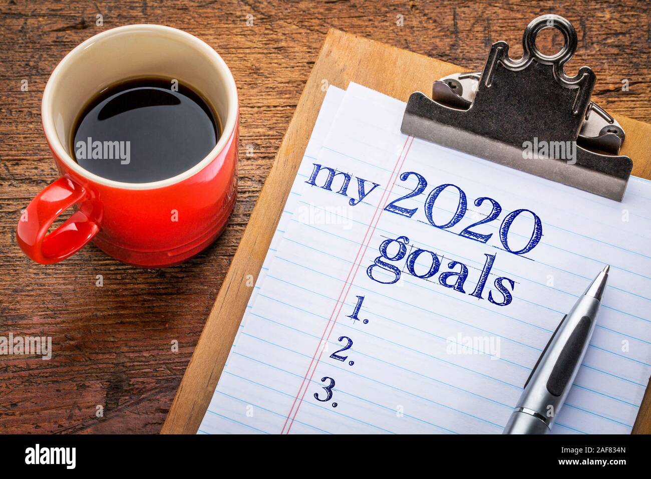 Il mio 2020 Elenco degli obiettivi su appunti e caffè contro grunge scrivania di legno, propositi per l'anno nuovo concetto Foto Stock