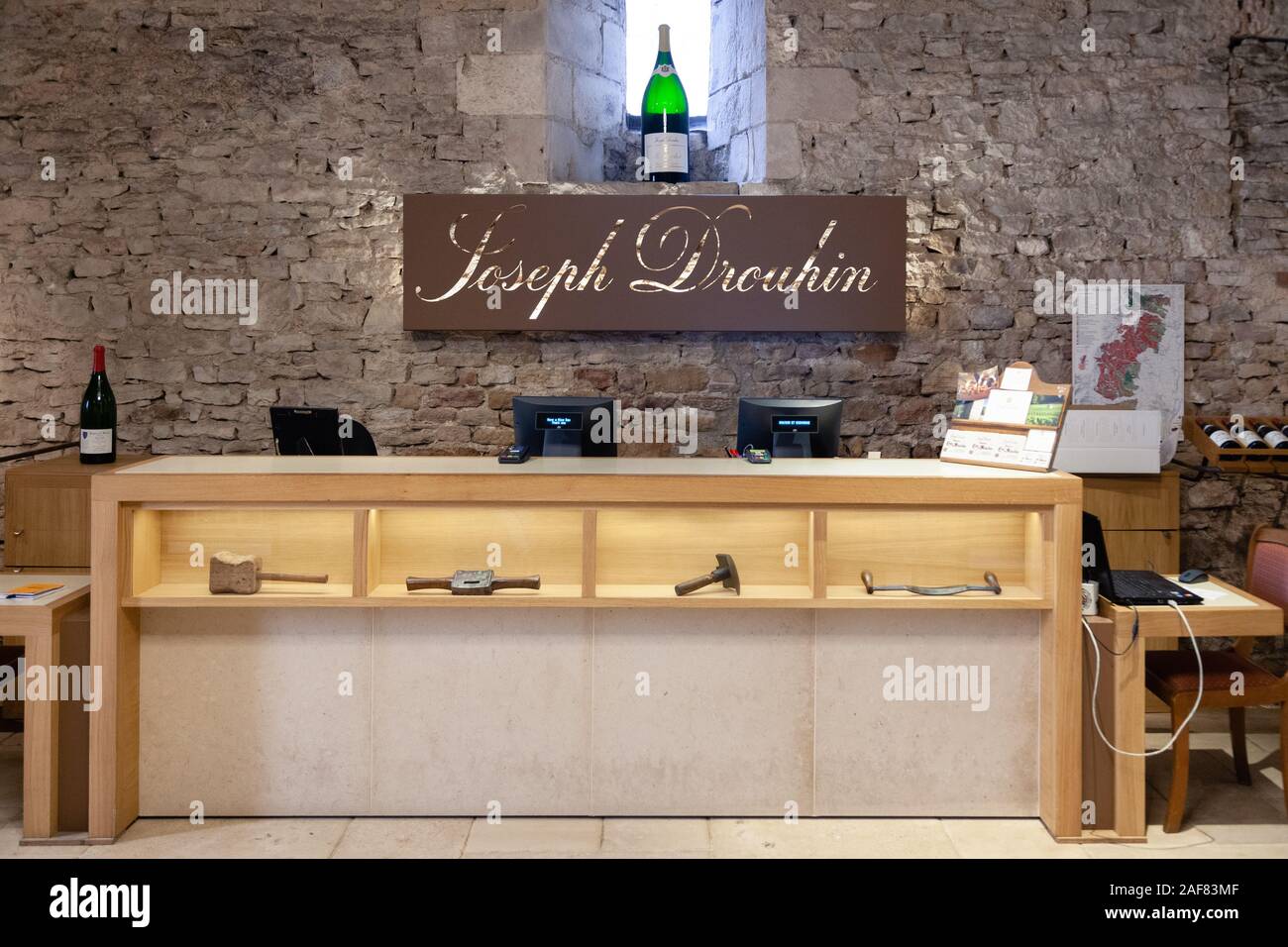 Francia Borgogna 2019-06-19 store in cantina Joseph Drouhin. Rack in legno con il famoso Pinot Noir vino rosso. Concetto francese di produzione di vino, cantina, pergamo Foto Stock