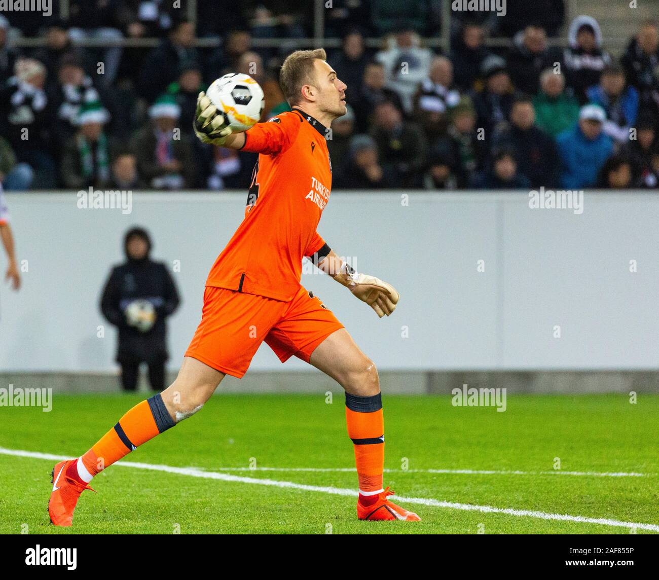Sport calcio UEFA Europa League, 2019/2020, fase di gruppo, Gruppo J, Giornata 6, Borussia Moenchengladbach vs. Istanbul Basaksehir FK 1-2, Stadio Borussia Park, scena del match, buttar fuori dal detentore Mert Guenok (BAS) Foto Stock