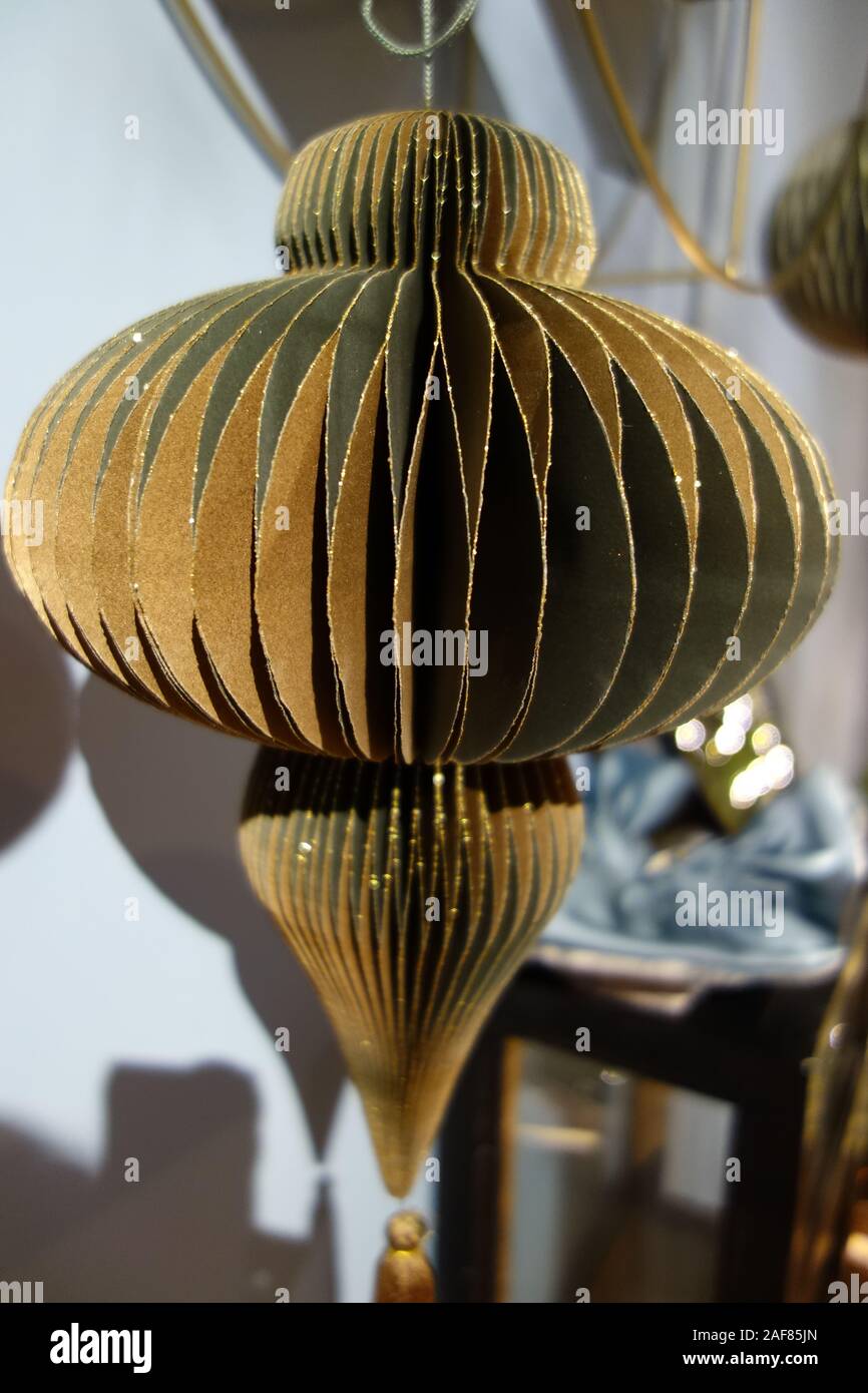 Round e oblunga decorazioni di Natale nel colore aqua menthe Foto Stock